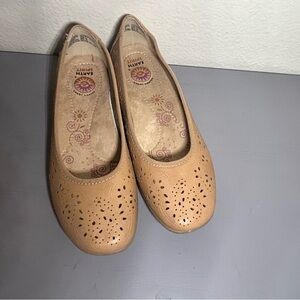 Earth Spirit Women's Beige Perforated Loafers